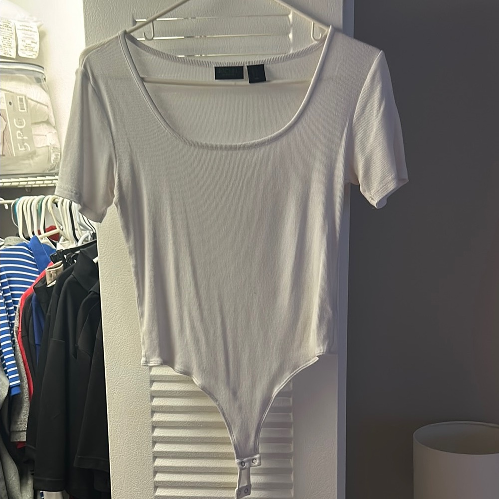 Short sleeve body suit